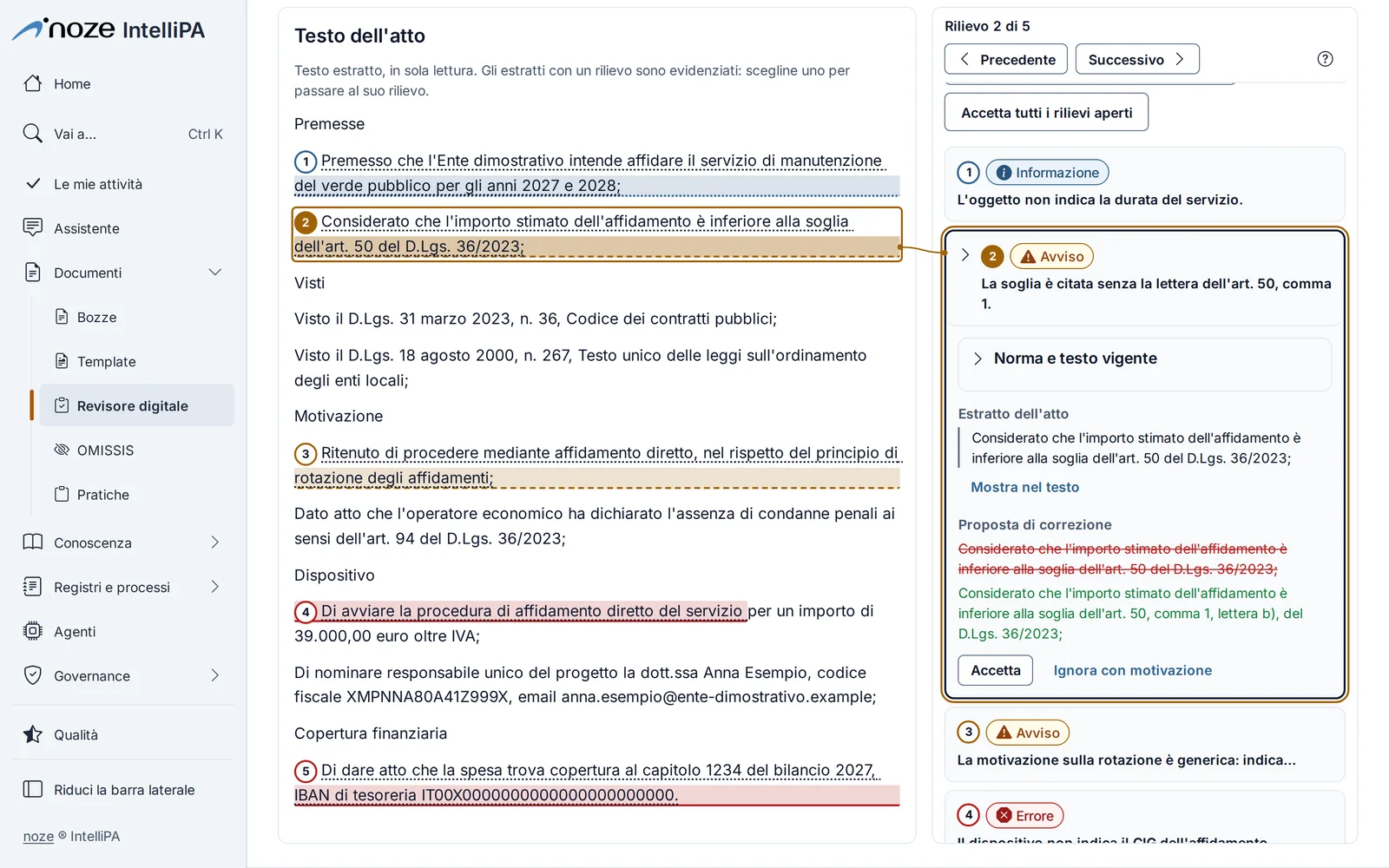 Revisore digitale su una determina: un rilievo collegato al suo estratto, con la proposta di correzione e i pulsanti Accetta e Ignora con motivazione