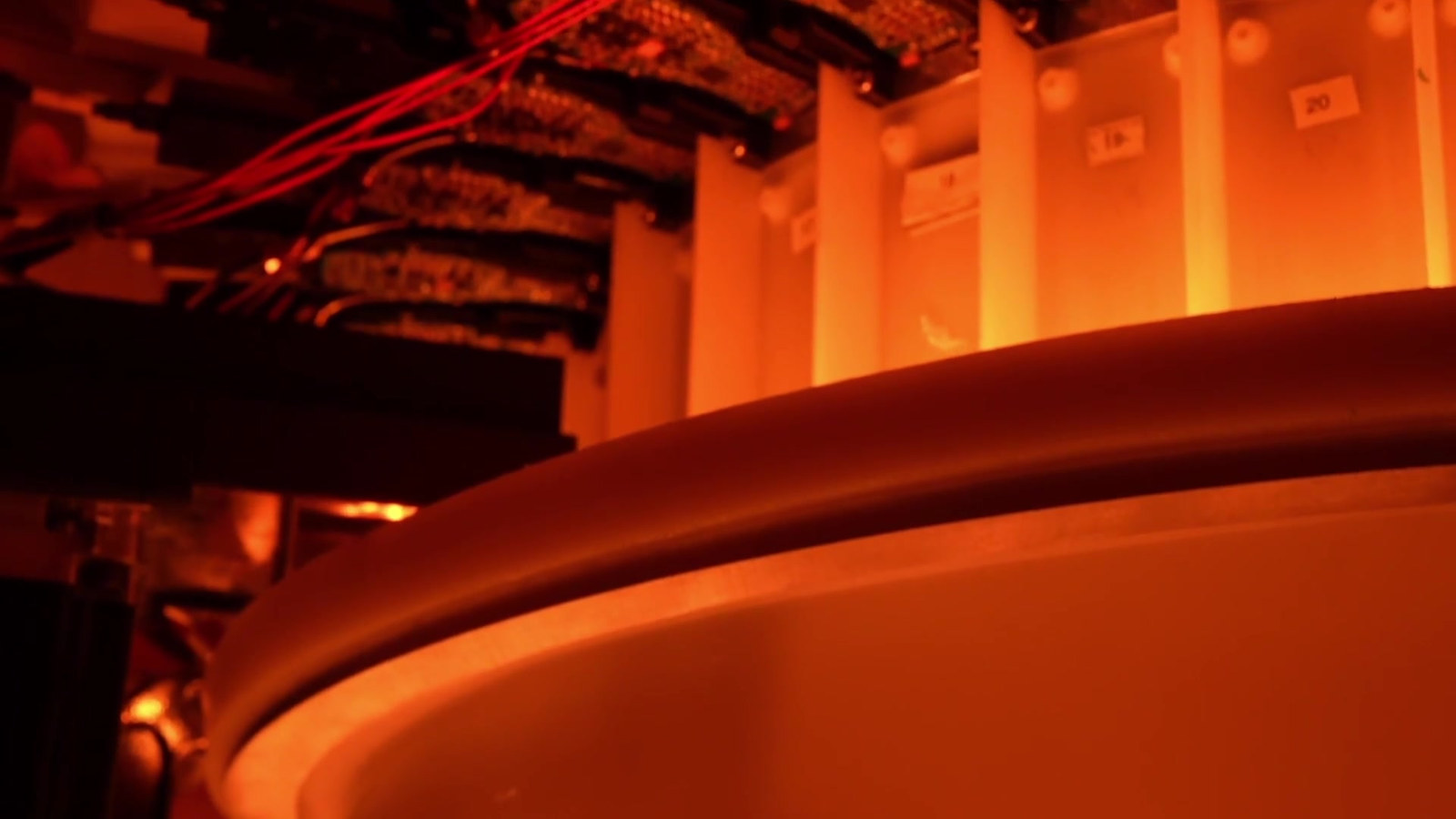 Il prototipo dello scanner Midjourney: un anello di sensori a ultrasuoni e una vasca d'acqua immersi in una luce dorata